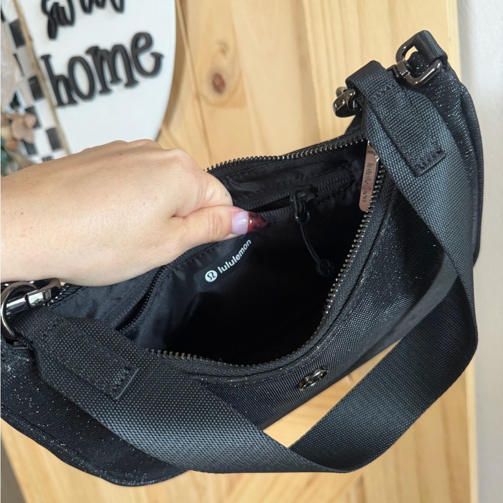 lululemon 3L black glitter crossbody/shoulder bag - Picture 3 of 7